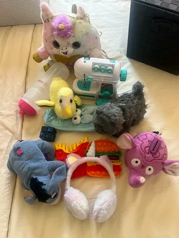 Giving away pre-owned loved items 🥰 Still in good condition and ready for a new home ❤️