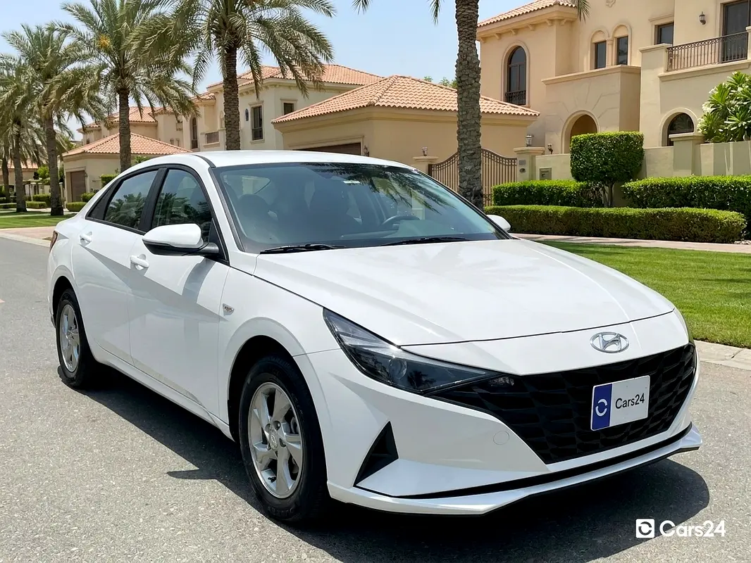 Hyundai Elantra 2023 — photo 1 of 13