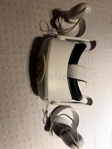 Meta Quest 2 VR Headset with Controllers Good Condition broken control strap (L)