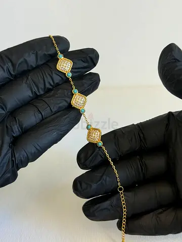 Gold-plated delicate bracelet with square earring