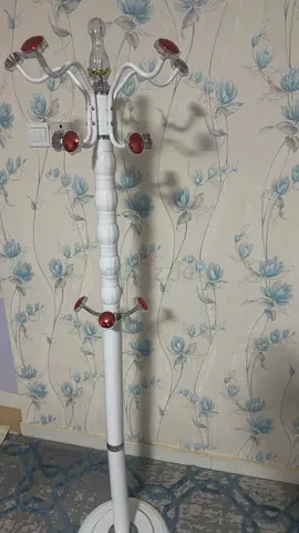 White freestanding coat rack / hat stand with decorative knobs
