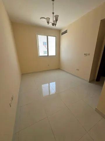New one-bedroom apartment, second occupancy, in Al-Aliya. Card access, central air conditioning, and maintenance included by the owner. Special price.