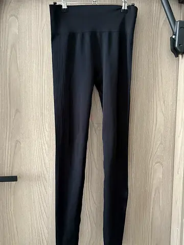 Black leggings - small