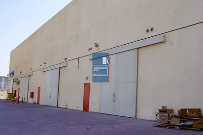 Spacious Commercial Unit In Prime Location