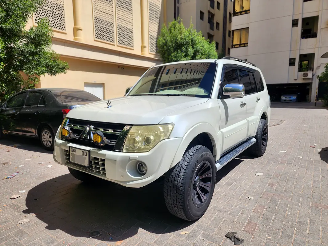 Mitsubishi Pajero 2014 — photo 1 of 9