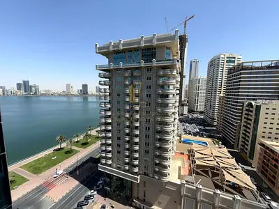 🏡 شقة أنيقة للبيع في برج الدانا – إطلالة ساحرة على بحيرة خالد 🌊✨