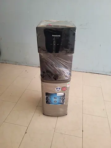 Bottom load water dispenser