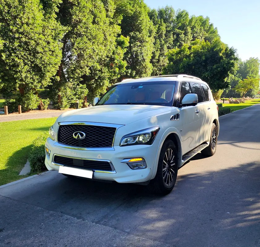 Infiniti QX80 2017 — photo 1 of 10