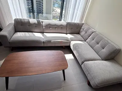 Living Room  in Excellent Condition with L-Shaped Sofa and Coffee Table