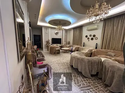 فيلا للبيع، مفروشة بالكامل (تشمل الماء والكهرباء والتكييف والأثاث)، في عجمان، بمساحة 5500 قدم مربع - الروضة 2. فيلا جديدة بتصميم عصري مميز، تتكون من ط