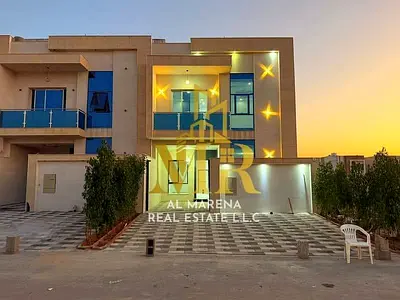 فيلا عصرية تقع على شارع رئيسي،شاملة رسوم تسجيل. طابقين وروف