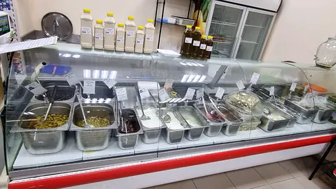 Selling this  deli case or refrigerated display case with all containers everything are in good and