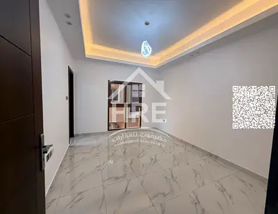 شقة واسعة بغرفتي نوم و3 حمامات مع شرفة وتكييف مركزي في موقع استراتيجي.