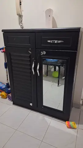 Shoe cabinet