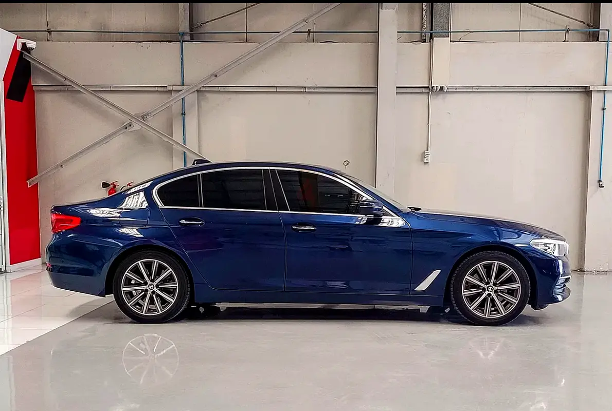 BMW 5-Series 2018 — photo 1 of 5