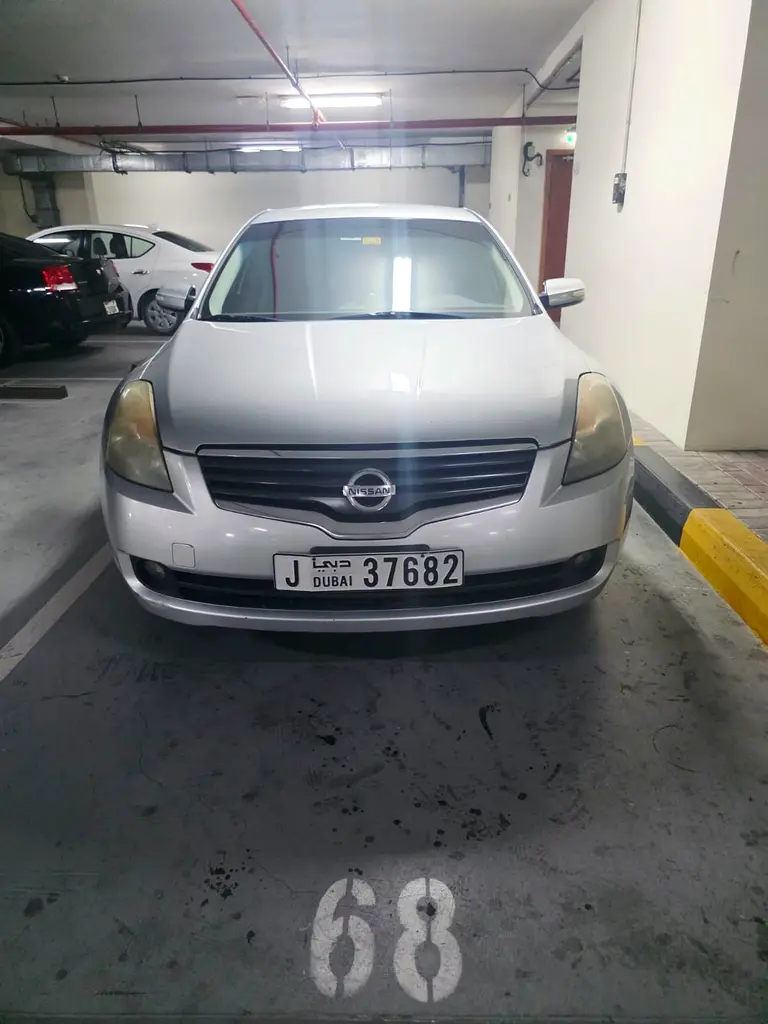 Nissan Altima 2009 — photo 1 of 6