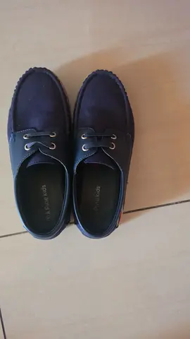 Pine kids shoes kids 33-34 size just wore once