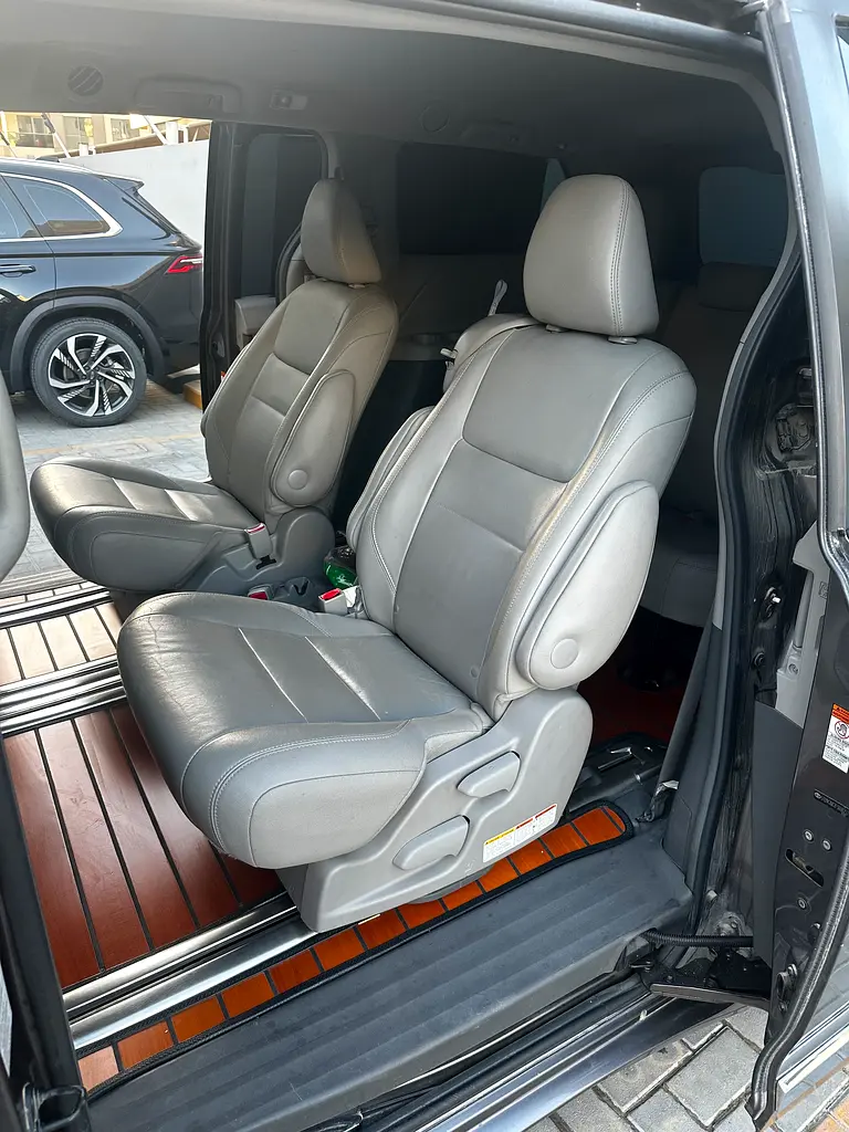 Toyota Sienna 2015 — photo 1 of 5