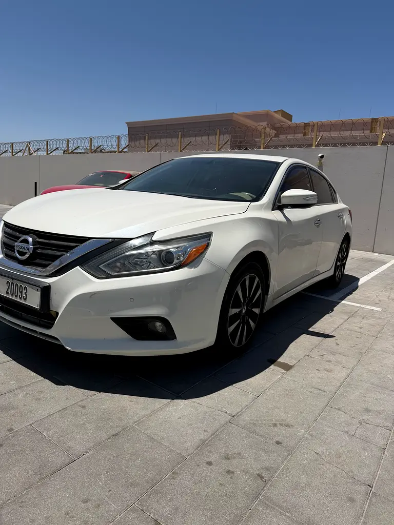 Nissan Altima 2018 — photo 1 of 4