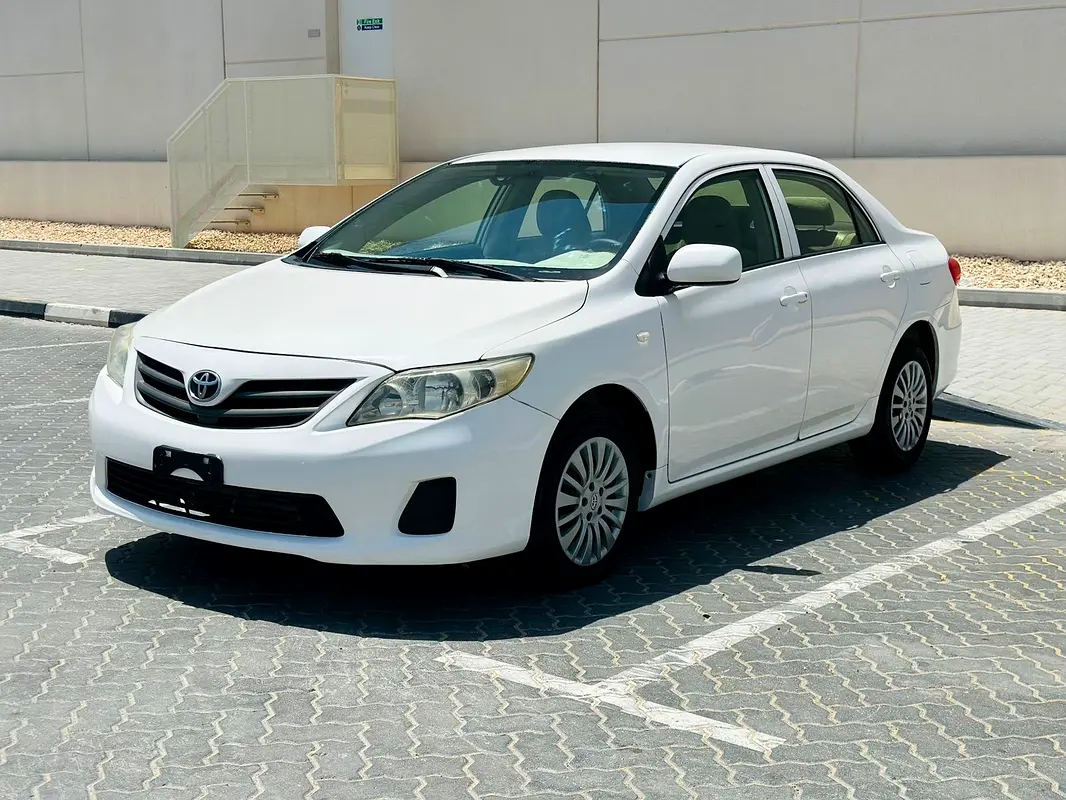 Toyota Corolla 2013 — photo 1 of 13