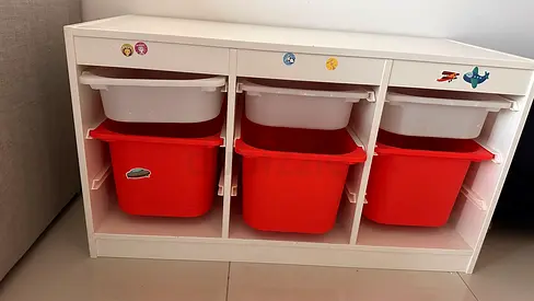 White toy storage unit with 6 colorful bins - great condition