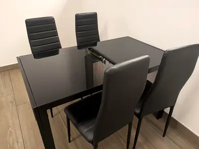 Dining table + 4 chairs