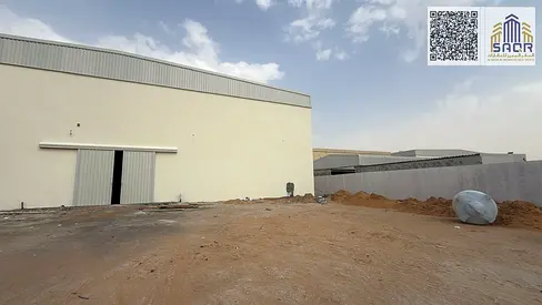 أرض مع مستودع مغلق للإيجار | موقع استراتيجي
