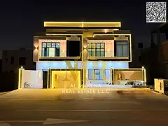 Two-story villa, conveniently located near services and public amenities. Custom-finished, freehold