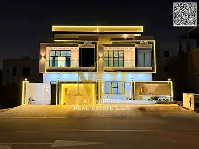 Two-story villa, conveniently located near services and public amenities. Custom-finished, freehold
