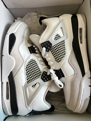Jordan 4 military black 8.5 US / 42 EU BRAND NEW