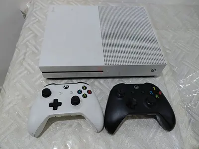 Xbox One S console with 2 controllers -1TB