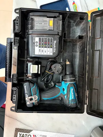Makita 18V Cordless Hammer Drill Kit (2 Batteries + Charger + Case)
