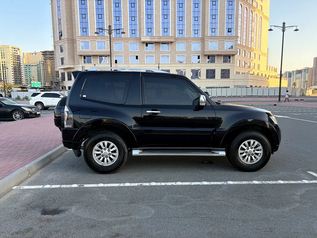 Mitsubishi Pajero 2010 — photo 1 of 11