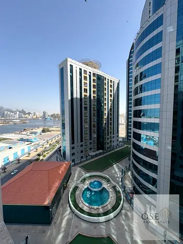 فرصة سكنية مميزة برج أورينت الراشدية 1 غرفة وصالة مفروشة إطلالة جزئية على الخور موقع حيوي قريب من الكورنيش والخدمات إيجار 4500 AED