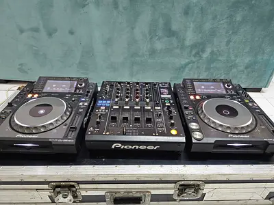 Pioneer CDJ-2000 Nexus (x2) + DJM-900 Nexus Mixer - Professional DJ Setup With (FlightCase)