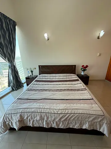 KINGSIZE BED with 2 small tables