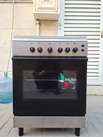This Gas Cooker, Bompani,  neatclean,  size 60x60cm,  with 4 burners, all perfect working