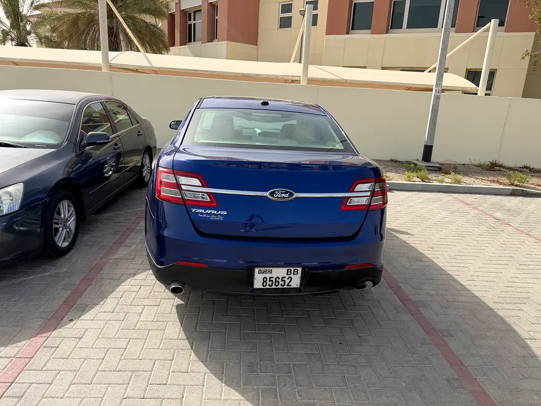 Ford Taurus 2013 — photo 1 of 4