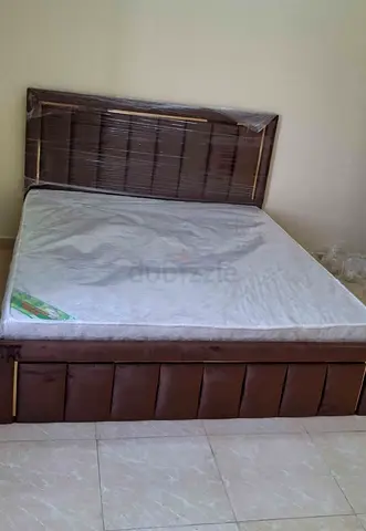 Im selling brand new queen size 150*190cm bed with mattress