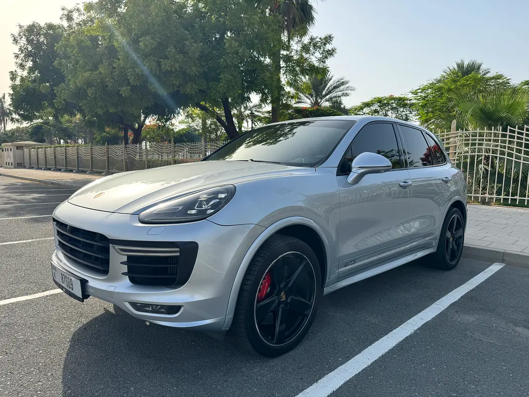 Porsche Cayenne 2016 — photo 1 of 10
