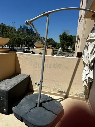 Cantilever Outdoor Umbrella with Heavy Base