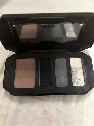 Makeup eyeshadow kat von de