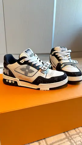 Used Black  White Low-Top Sneakers (Size not specified) - Casual Streetwear