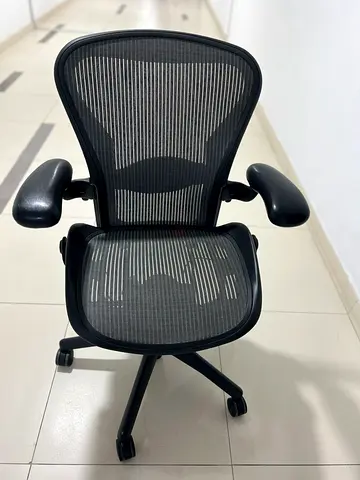 SELLING HERMAN MILLER AERON SIZE B