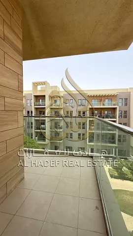 بلكونة 0كبيرة مطبخ مجهز بالكامل خزائن حائط أرضيات خشبية بالكامل داخل مجمع سكني متكامل الخدمات باركنج خاص مسبح المساحة 1500 قدم الإيجار 85,000 على دفعة