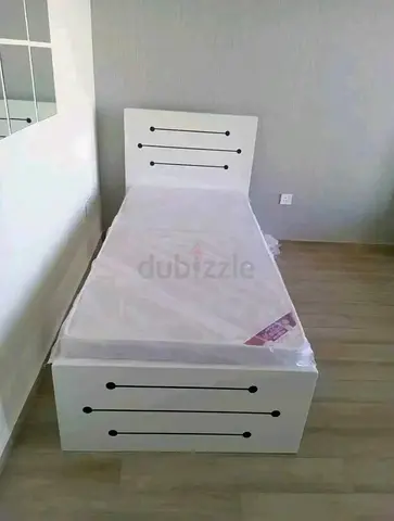 Im selling brand new single bed with mattress size 90*190cm