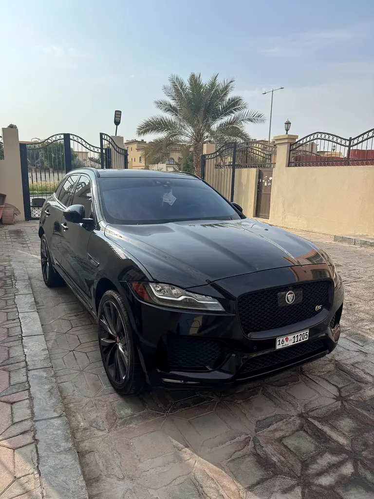 Jaguar F-Pace 2018 — photo 1 of 7