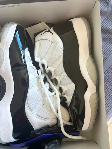 Jordan 11 concord 9.5 US / 43 EU BRAND NEW