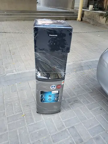 Bottom load water dispenser