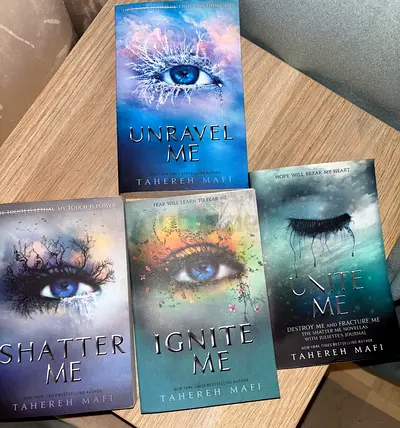 Shatter me 4 books bundle paperbacks, by Tahereh Mafi. Shatter me, unravel me, ignite me, unite me.